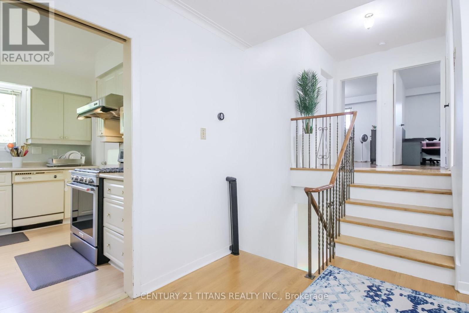 9 Minos Crescent, Toronto, ON - Indoor