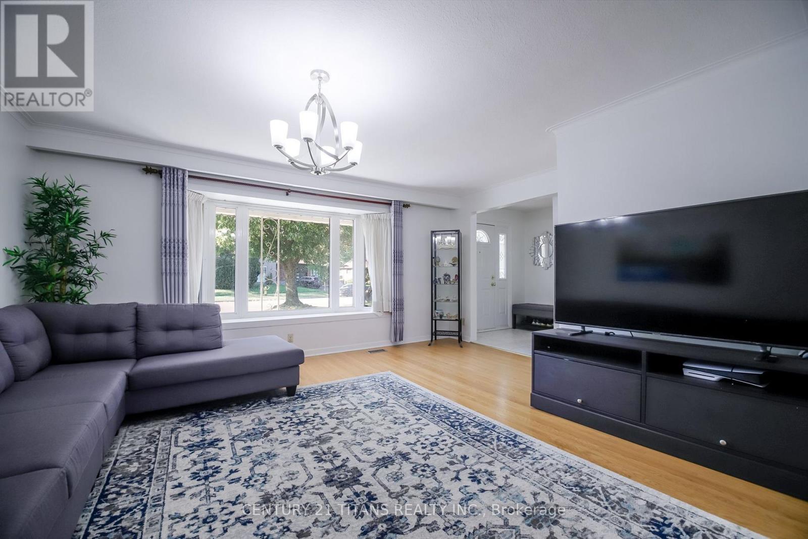 9 Minos Crescent, Toronto, ON - Indoor Photo Showing Living Room