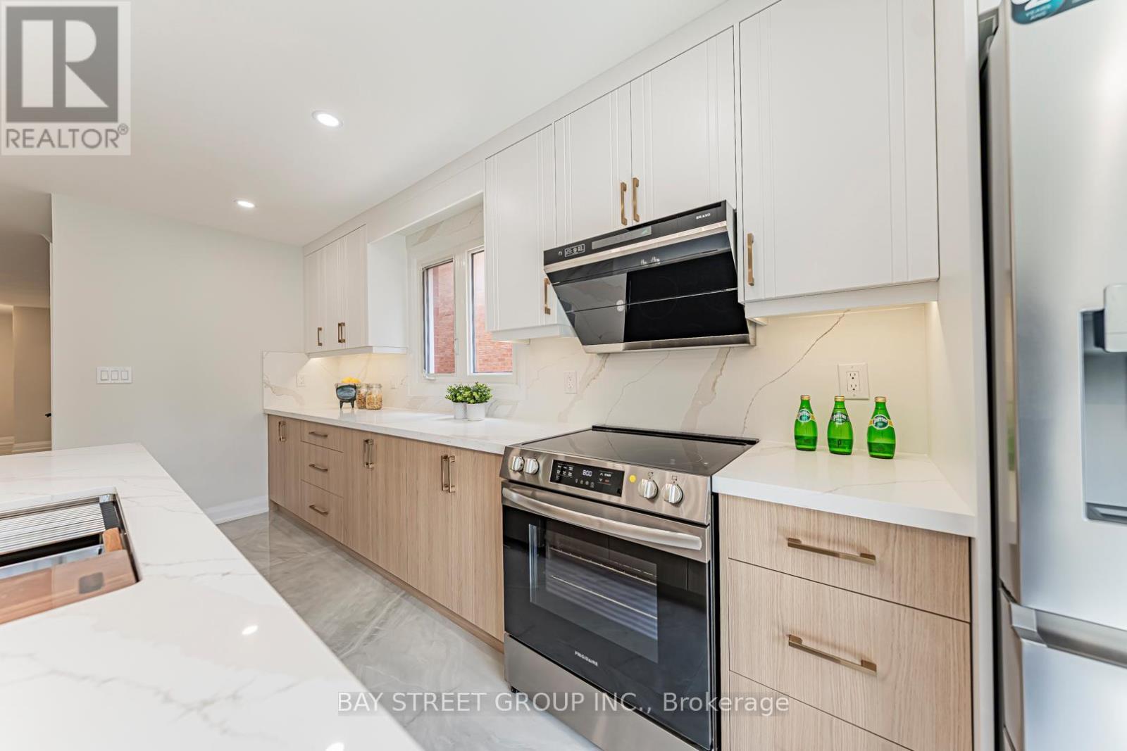146 Cabinet Crescent, Vaughan, ON - Indoor Photo Showing Kitchen