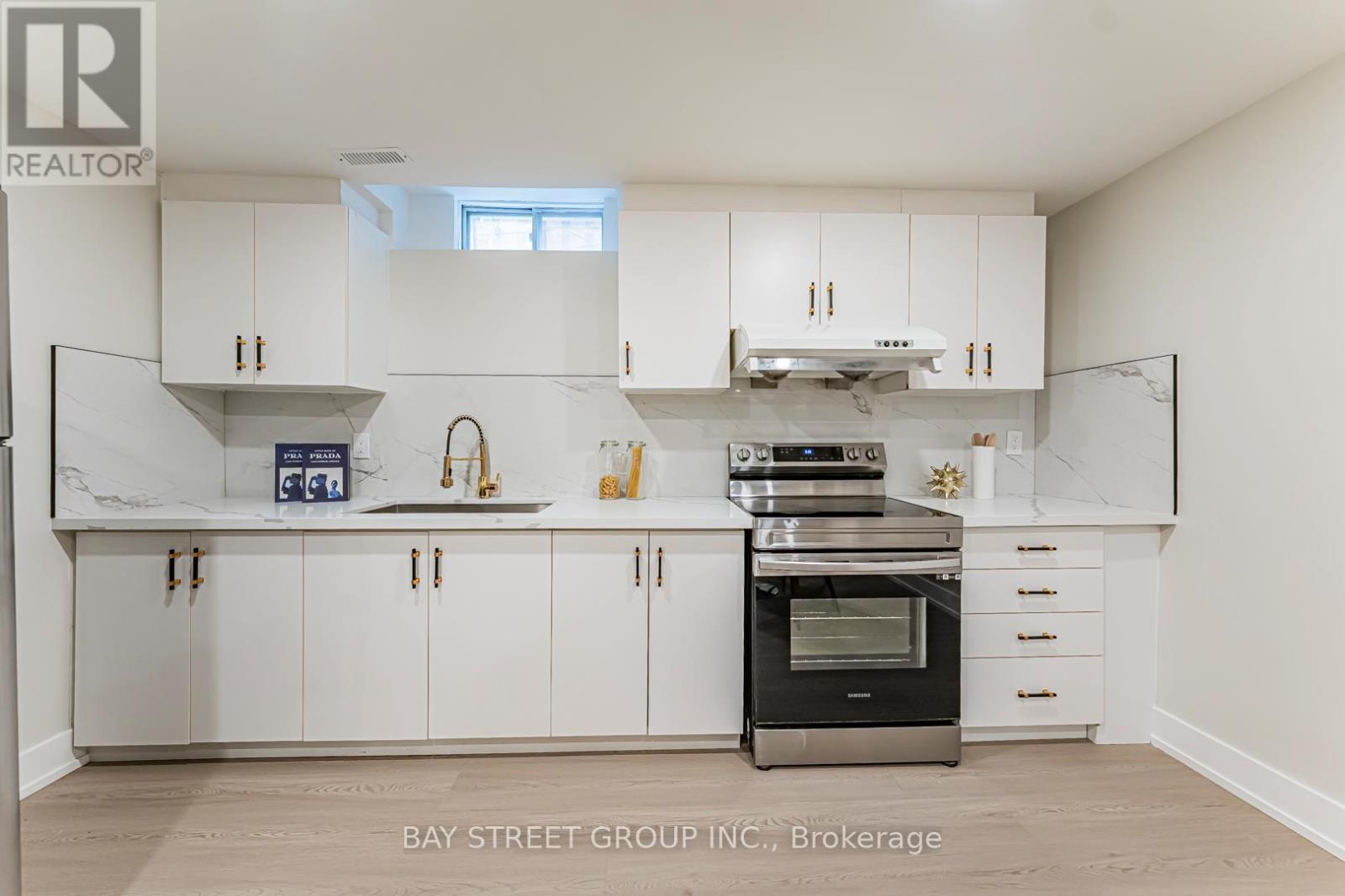 146 Cabinet Crescent, Vaughan, ON - Indoor Photo Showing Kitchen