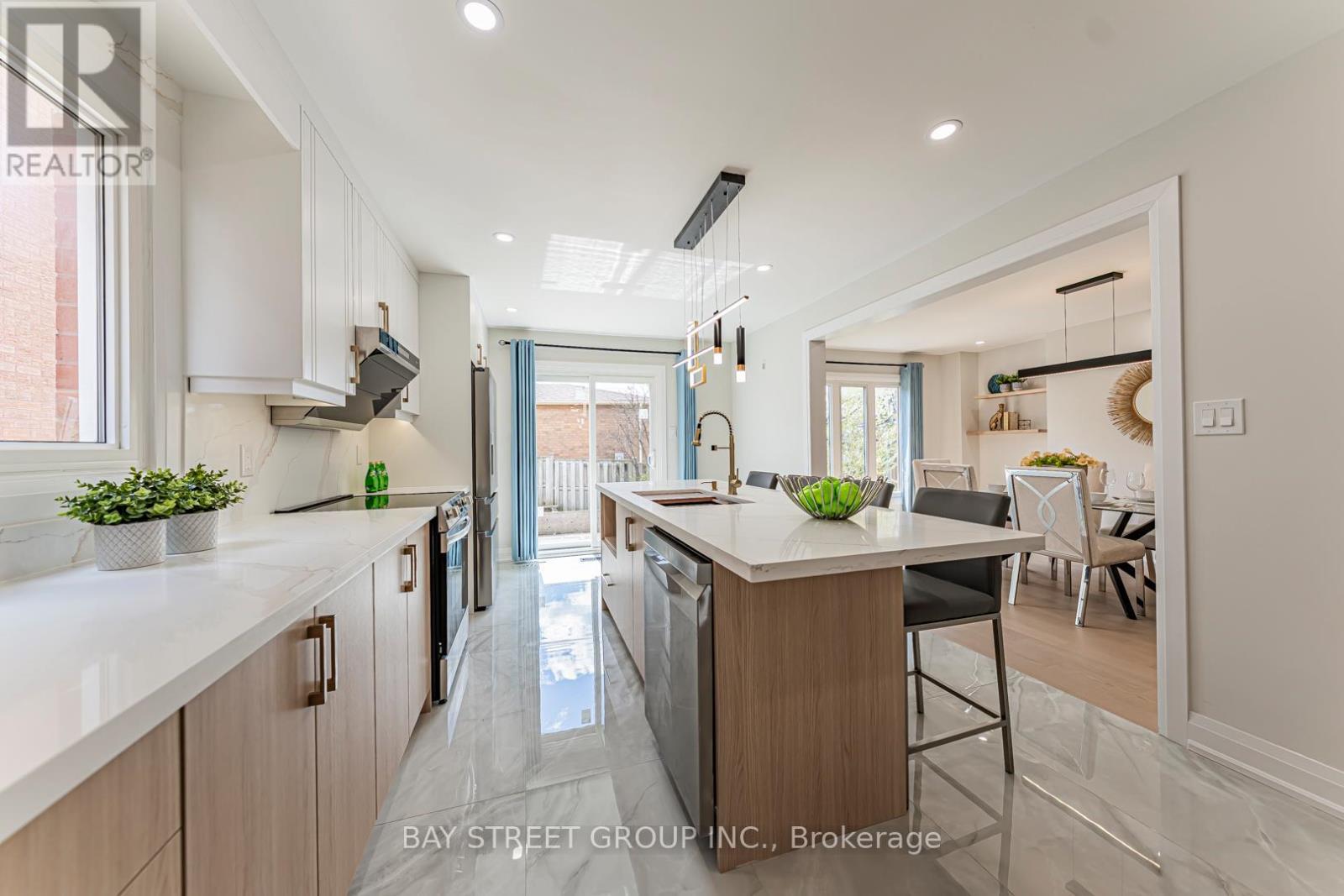 146 Cabinet Crescent, Vaughan, ON - Indoor Photo Showing Kitchen With Upgraded Kitchen