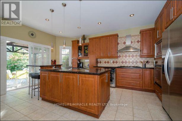 30 Masters Green Crescent, Brampton, ON - Indoor Photo Showing Kitchen