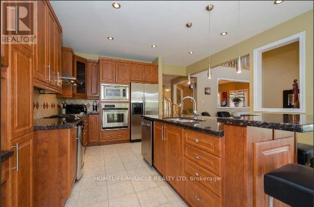 30 Masters Green Crescent, Brampton, ON - Indoor Photo Showing Kitchen