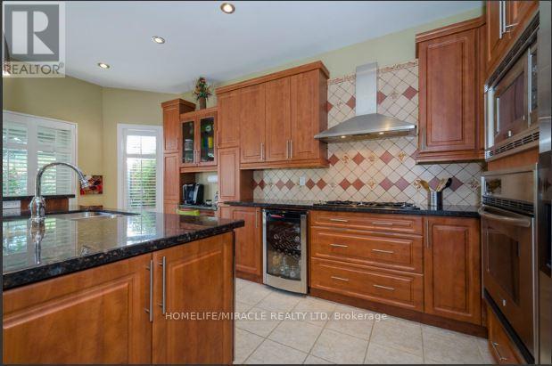 30 Masters Green Crescent, Brampton, ON - Indoor Photo Showing Kitchen