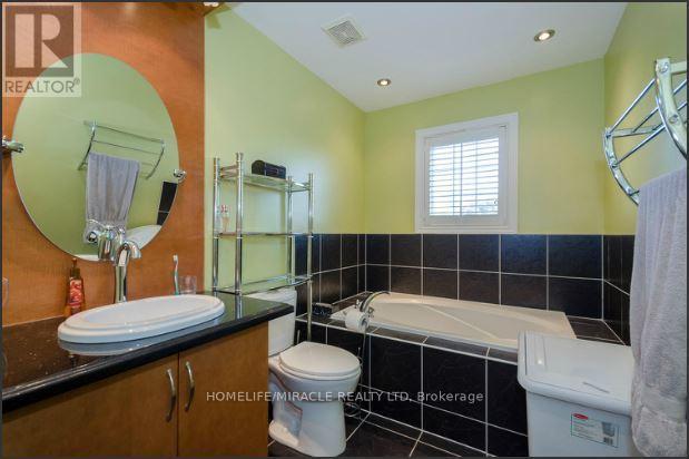 30 Masters Green Crescent, Brampton, ON - Indoor Photo Showing Bathroom