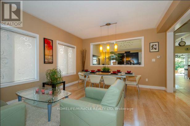 30 Masters Green Crescent, Brampton, ON - Indoor Photo Showing Living Room