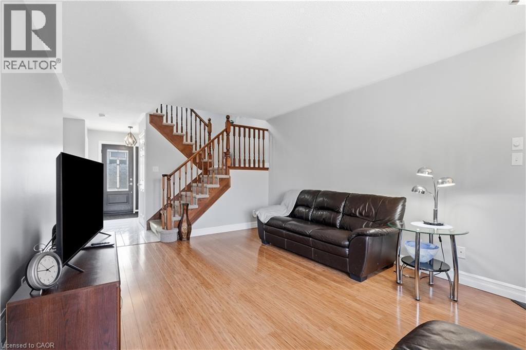 31 Fano Drive, Hamilton, ON - Indoor Photo Showing Living Room