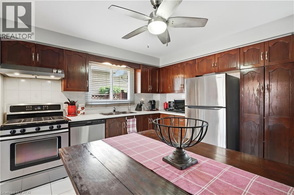 31 Fano Drive, Hamilton, ON - Indoor Photo Showing Kitchen