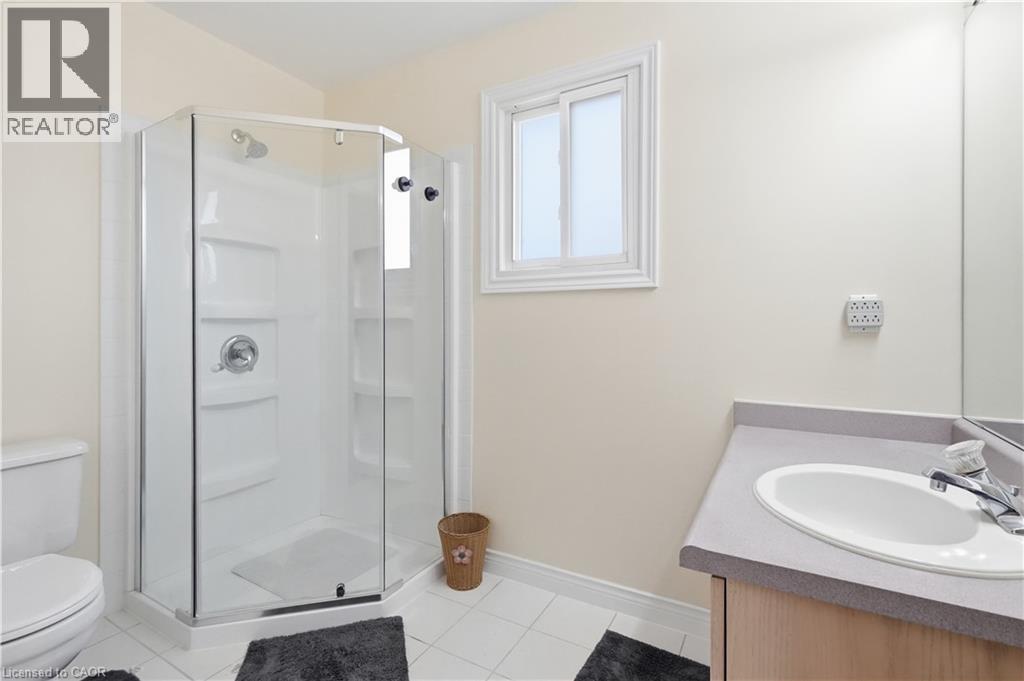 31 Fano Drive, Hamilton, ON - Indoor Photo Showing Bathroom