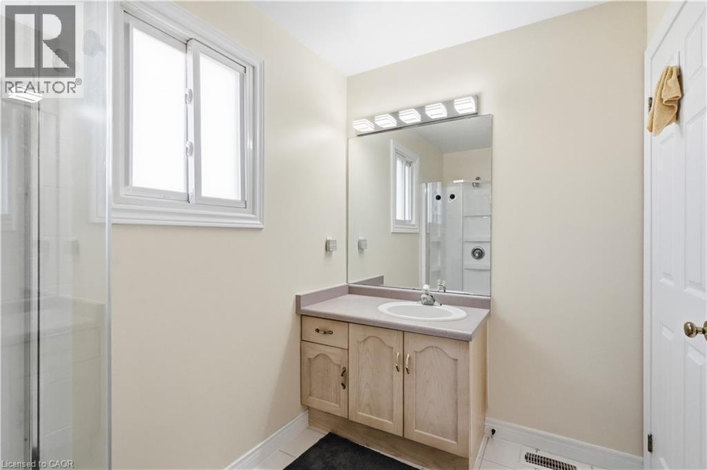 31 Fano Drive, Hamilton, ON - Indoor Photo Showing Bathroom