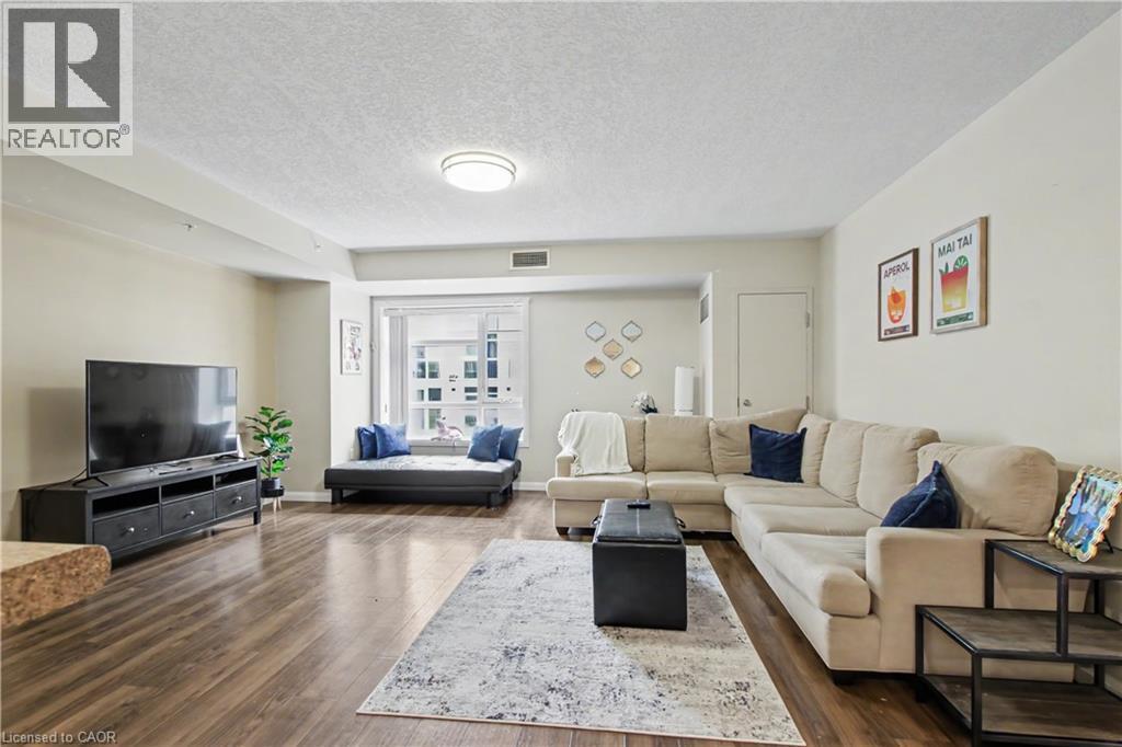 96 University Avenue W, Waterloo, ON - Indoor Photo Showing Living Room