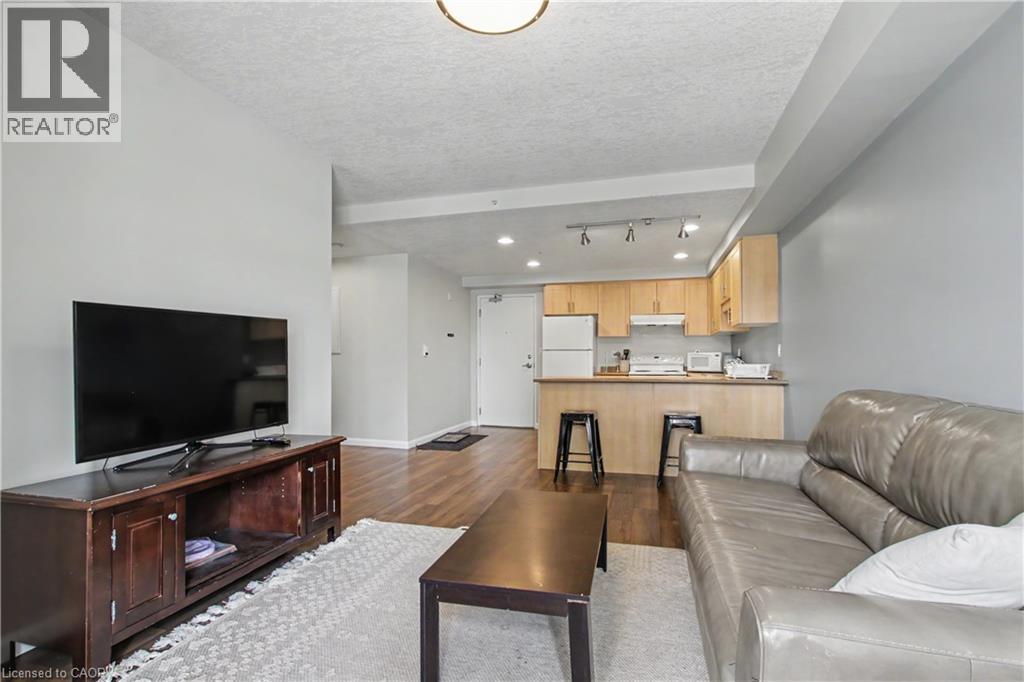 96 University Avenue W, Waterloo, ON - Indoor Photo Showing Living Room