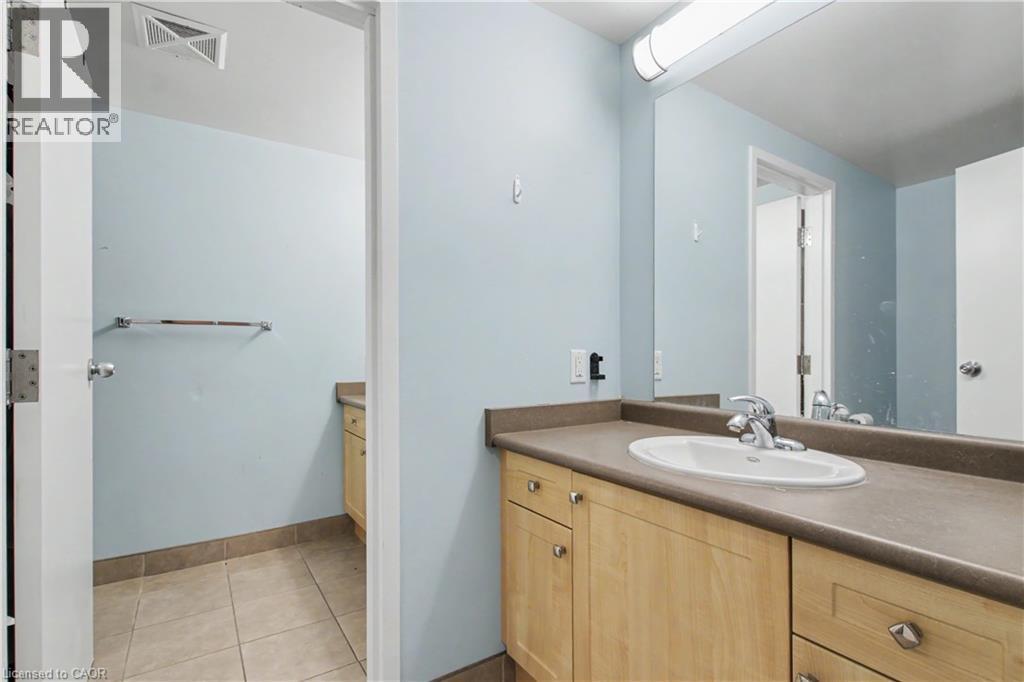 96 University Avenue W, Waterloo, ON - Indoor Photo Showing Bathroom