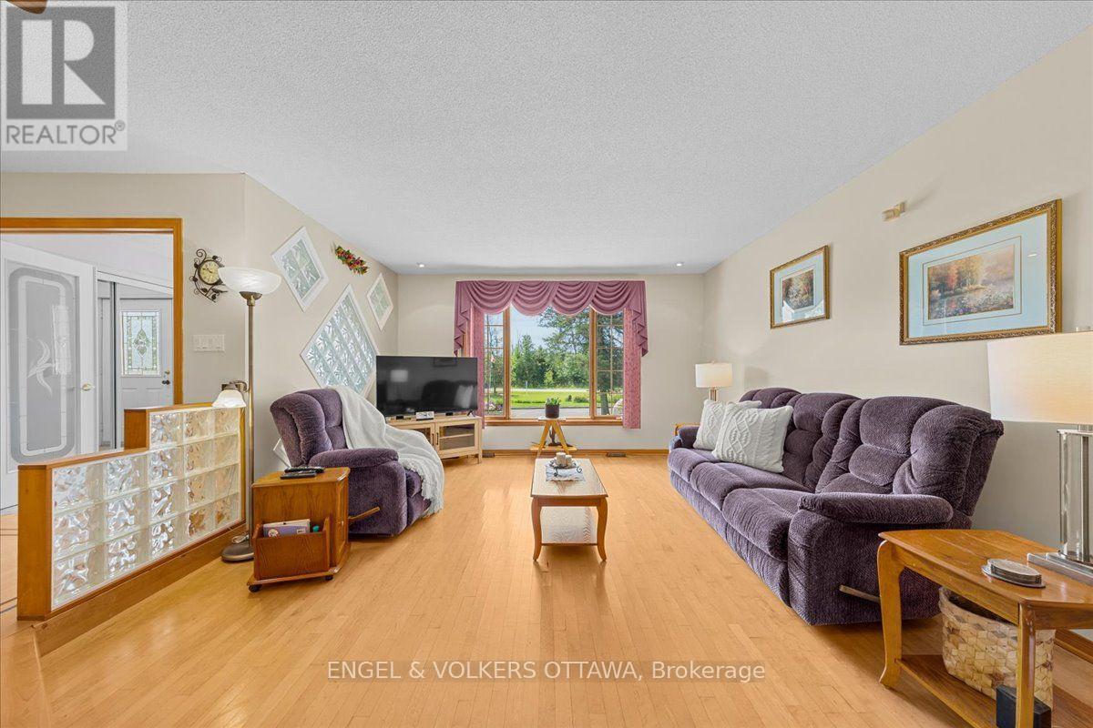3805 Big Rideau Lake Road, Rideau Lakes, ON - Indoor Photo Showing Living Room