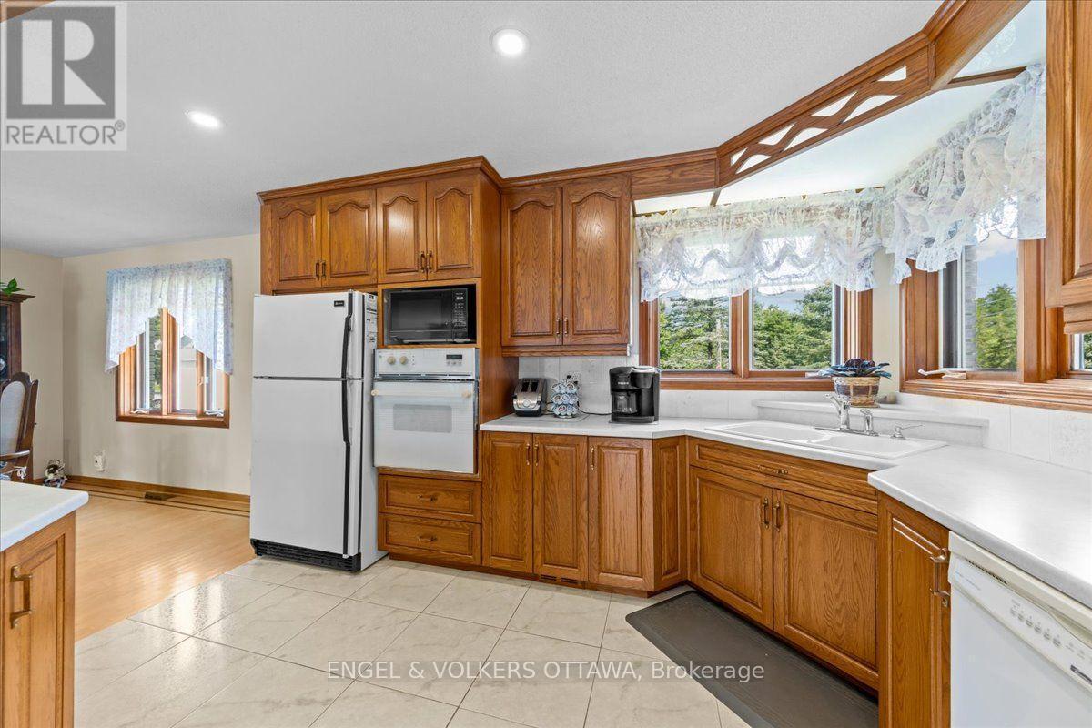3805 Big Rideau Lake Road, Rideau Lakes, ON - Indoor Photo Showing Kitchen
