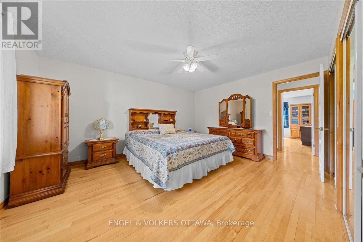 3805 Big Rideau Lake Road, Rideau Lakes, ON - Indoor Photo Showing Bedroom