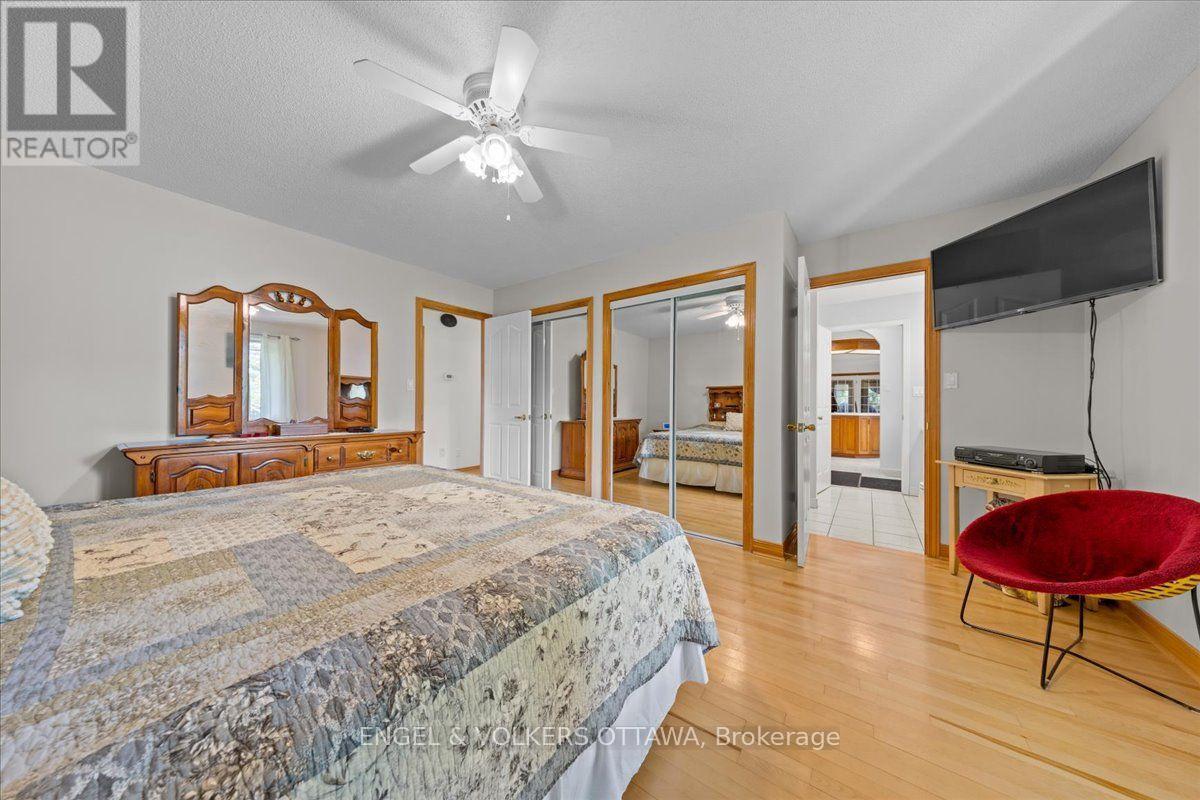 3805 Big Rideau Lake Road, Rideau Lakes, ON - Indoor Photo Showing Bedroom