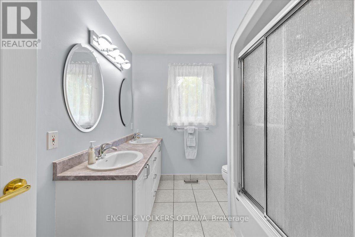 3805 Big Rideau Lake Road, Rideau Lakes, ON - Indoor Photo Showing Bathroom