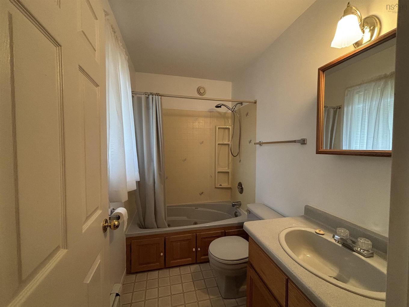 264 Hollingsworth Drive, Bridgewater, NS - Indoor Photo Showing Bathroom