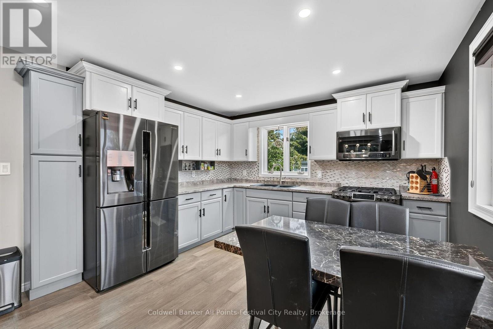 128 Cambria Road N, Goderich (Goderich (Town)), ON - Indoor Photo Showing Kitchen With Upgraded Kitchen