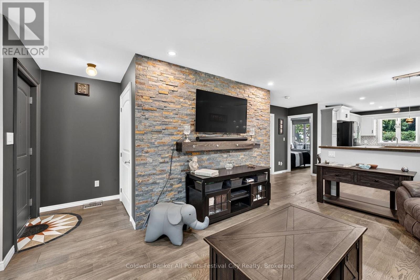 128 Cambria Road N, Goderich (Goderich (Town)), ON - Indoor With Fireplace