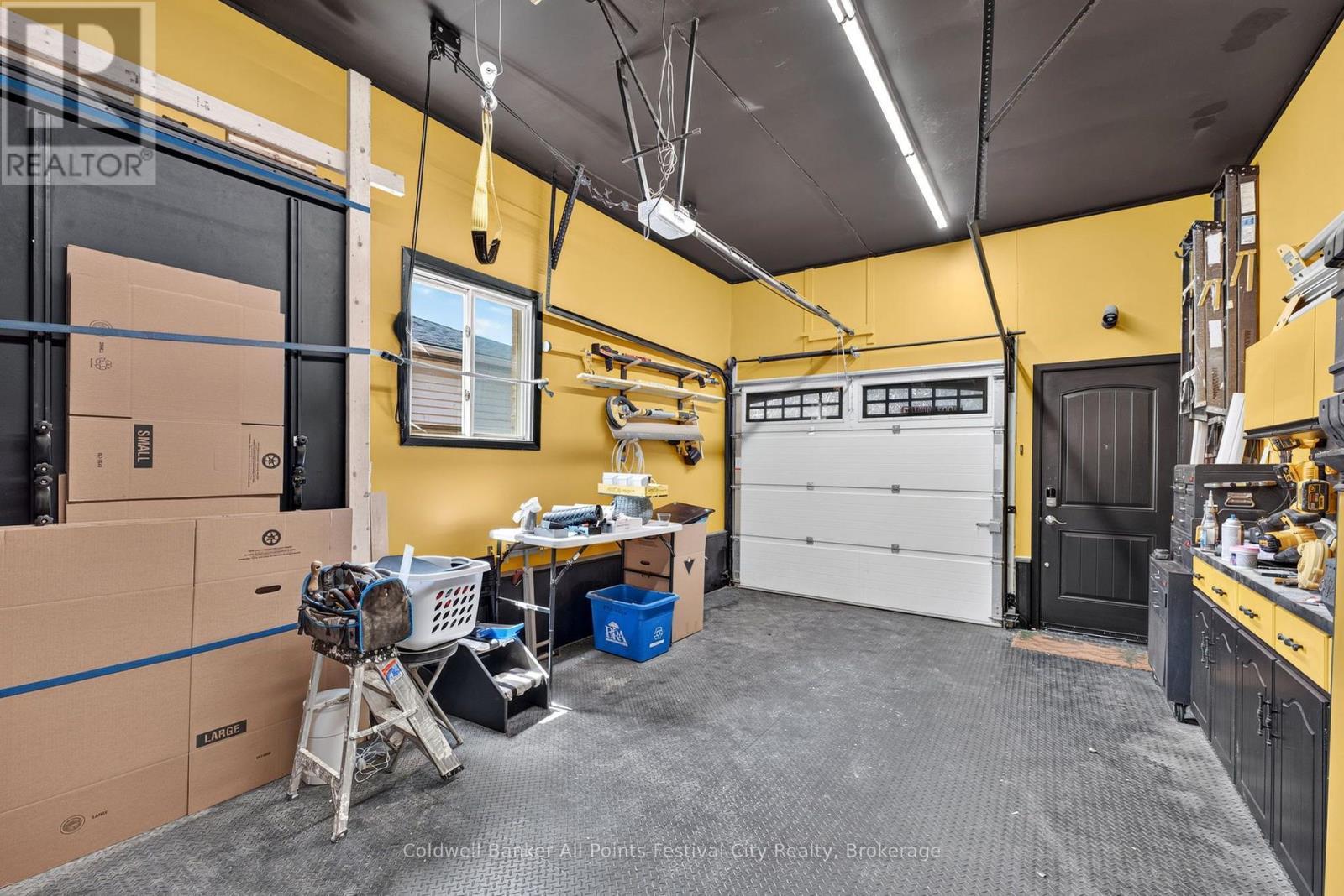 128 Cambria Road N, Goderich (Goderich (Town)), ON - Indoor Photo Showing Garage