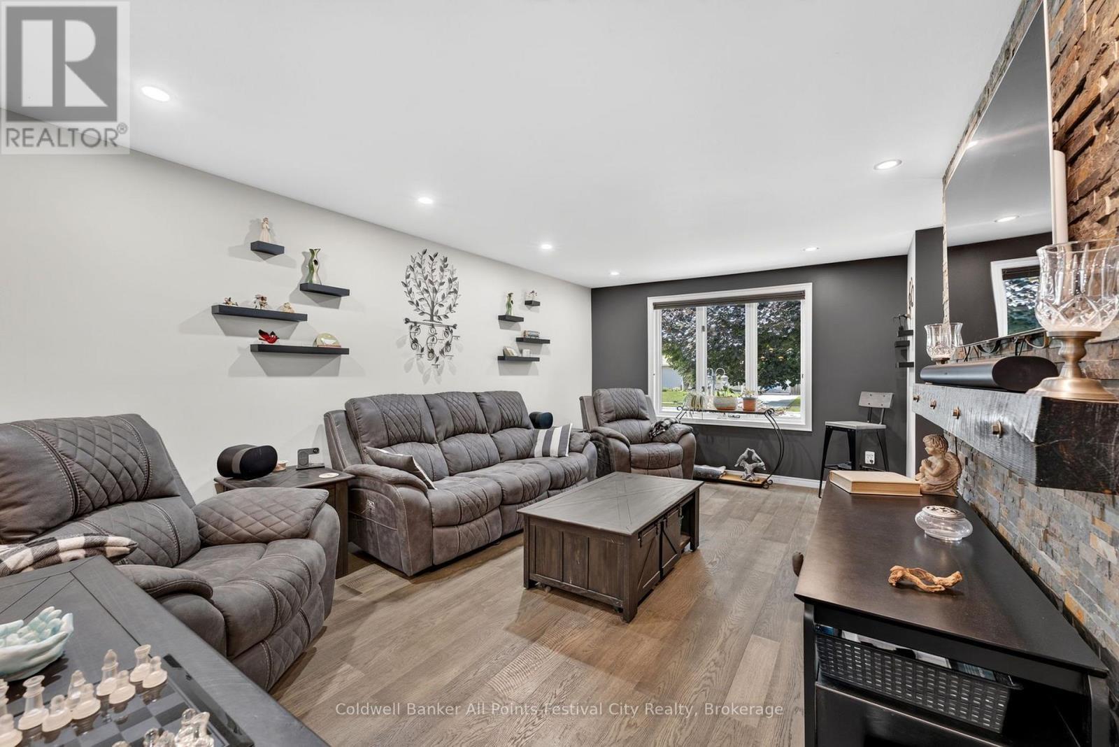 128 Cambria Road N, Goderich (Goderich (Town)), ON - Indoor Photo Showing Living Room