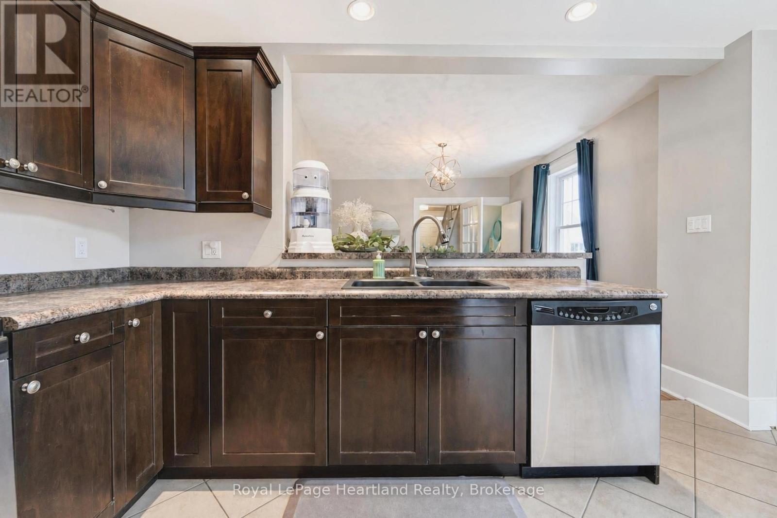 114 Elgin Avenue E, Goderich (Goderich (Town)), ON - Indoor Photo Showing Kitchen
