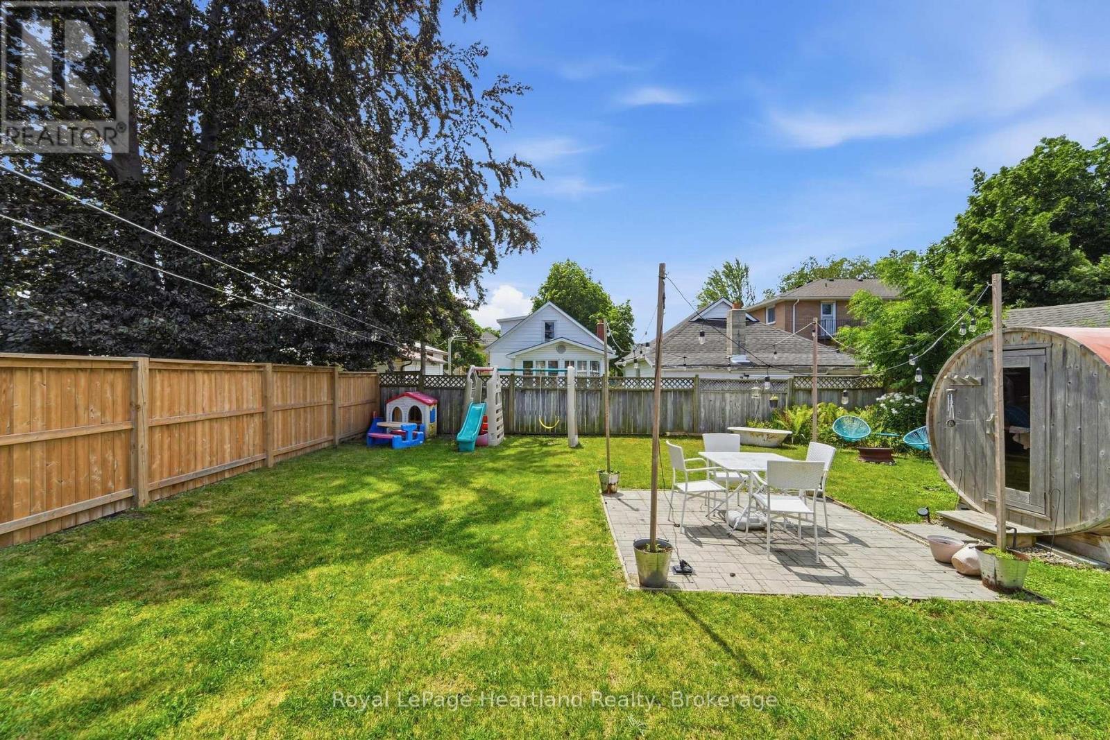 114 Elgin Avenue E, Goderich (Goderich (Town)), ON - Outdoor With Backyard