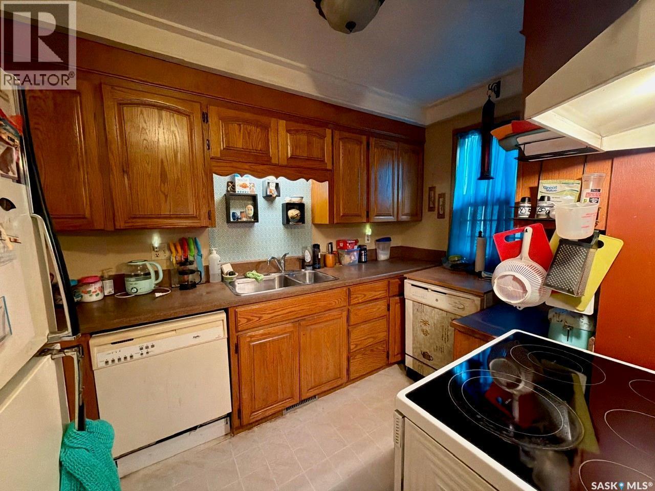 2341 Elphinstone Street, Regina, SK - Indoor Photo Showing Kitchen With Double Sink