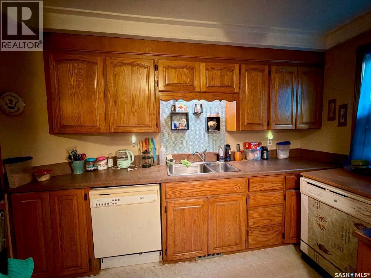 2341 Elphinstone Street, Regina, SK - Indoor Photo Showing Kitchen With Double Sink