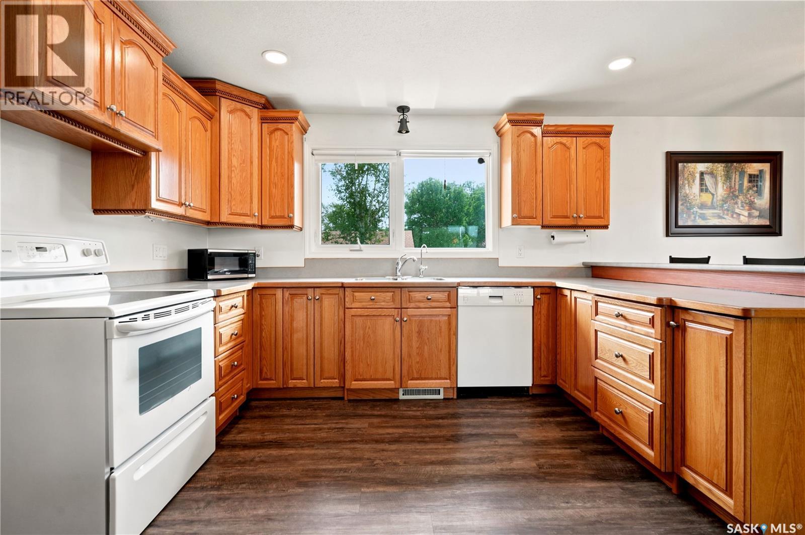 7343 8Th Avenue, Regina, SK - Indoor Photo Showing Kitchen