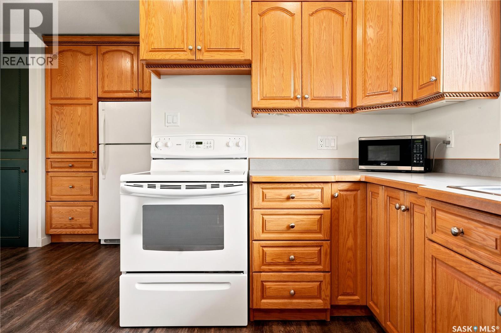 7343 8Th Avenue, Regina, SK - Indoor Photo Showing Kitchen