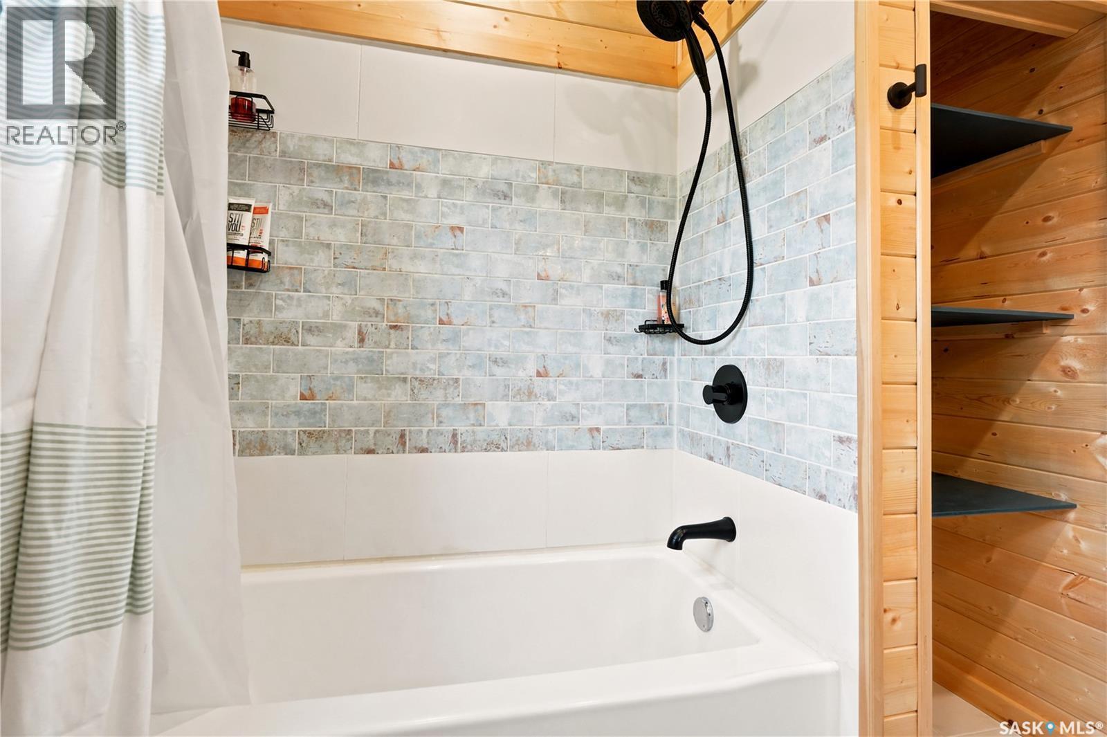 7343 8Th Avenue, Regina, SK - Indoor Photo Showing Bathroom