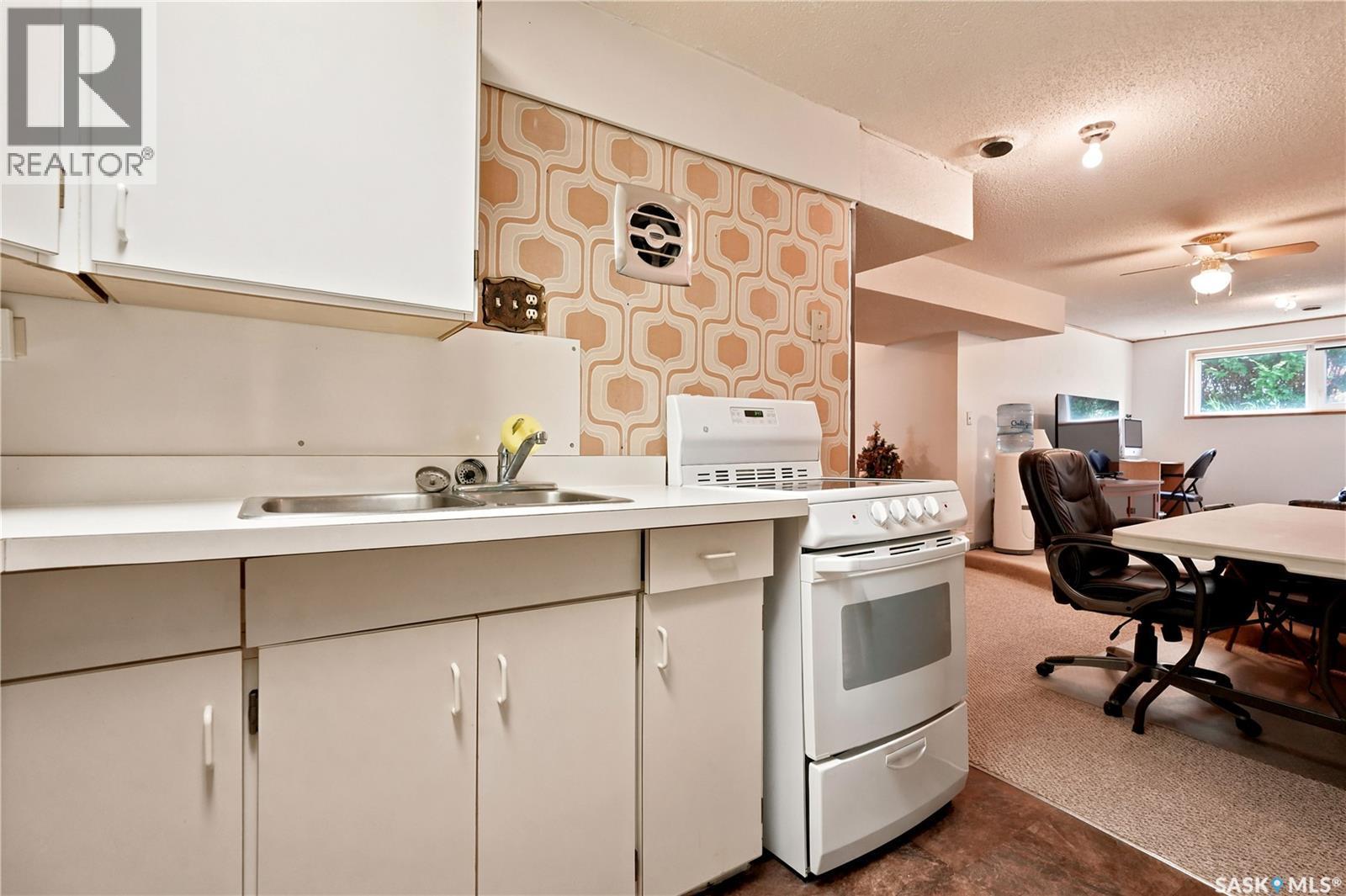 7343 8Th Avenue, Regina, SK - Indoor Photo Showing Kitchen