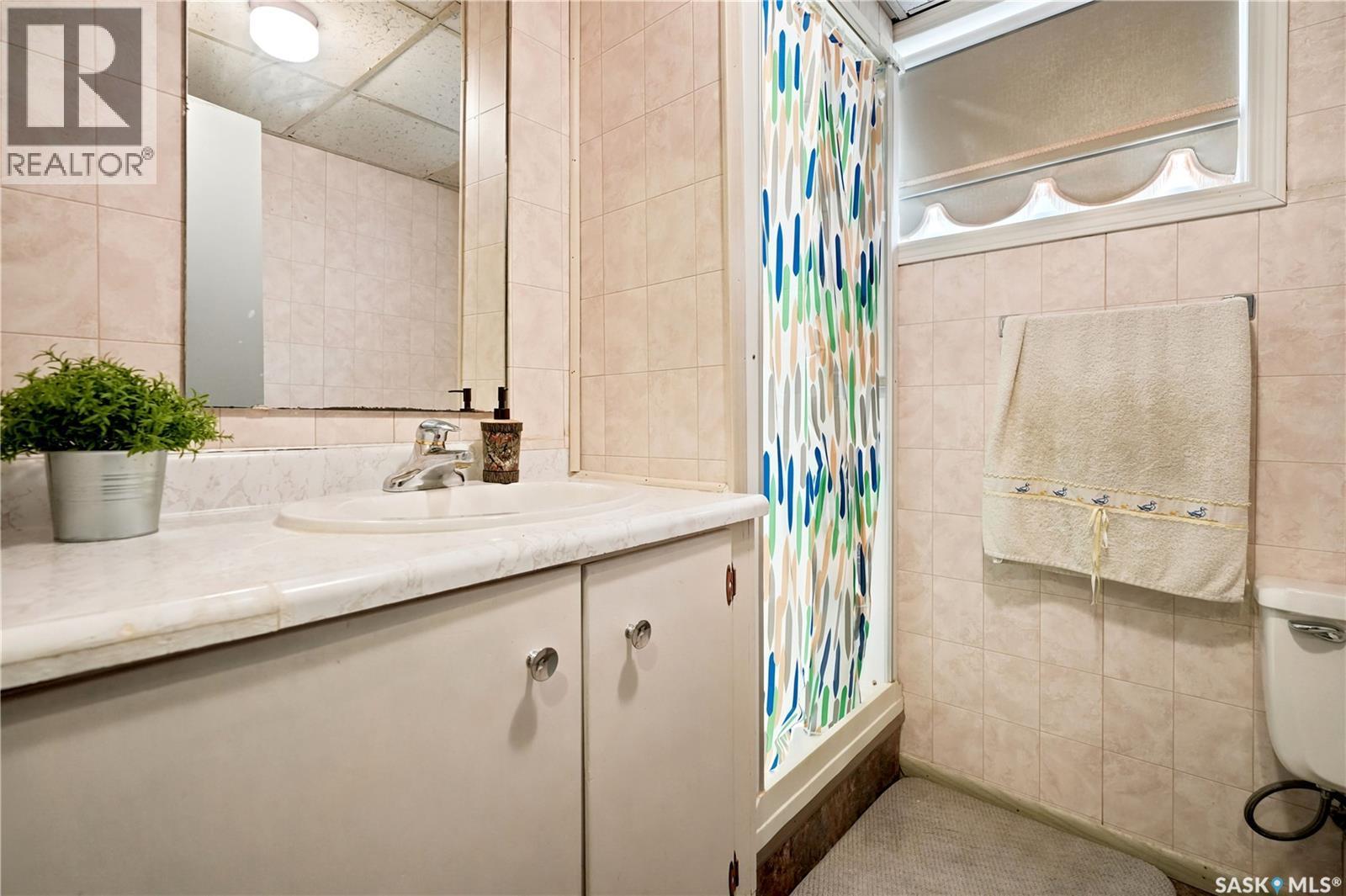 7343 8Th Avenue, Regina, SK - Indoor Photo Showing Bathroom