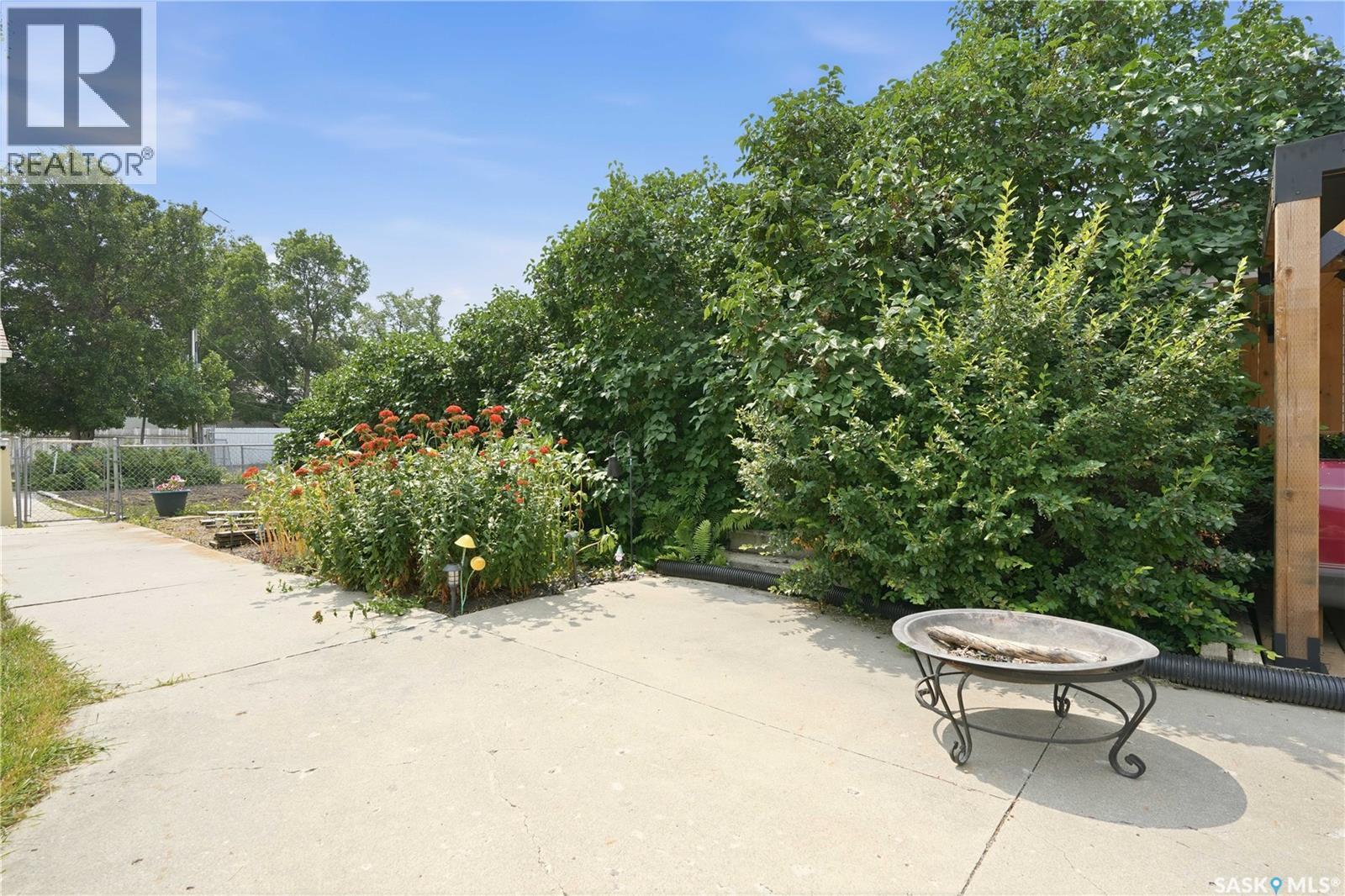 7343 8Th Avenue, Regina, SK - Outdoor