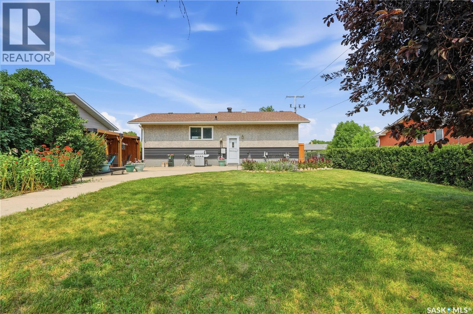 7343 8Th Avenue, Regina, SK - Outdoor