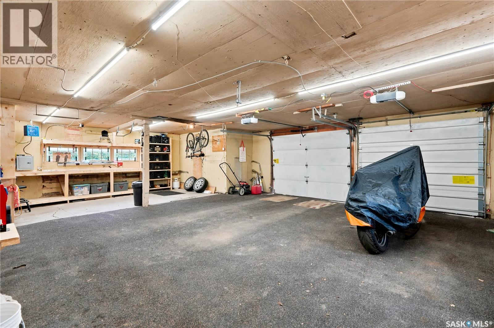 7343 8Th Avenue, Regina, SK - Indoor Photo Showing Garage
