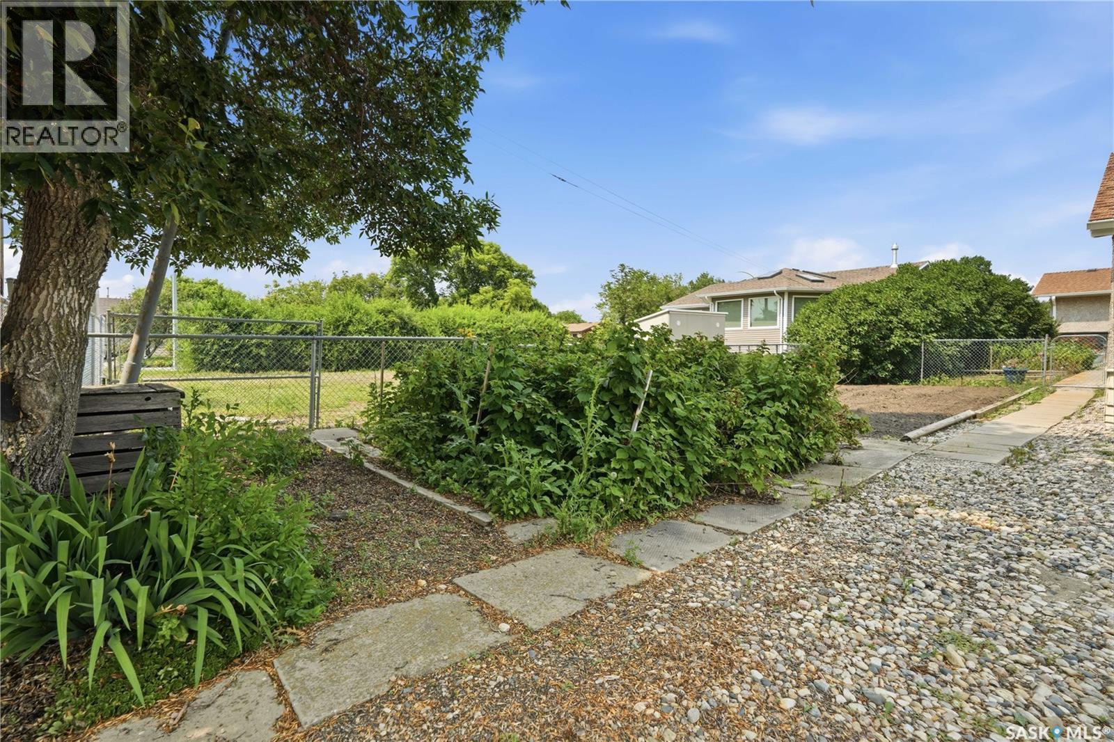 7343 8Th Avenue, Regina, SK - Outdoor