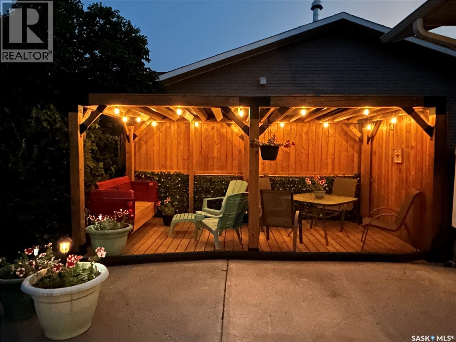 7343 8Th Avenue, Regina, SK - Outdoor