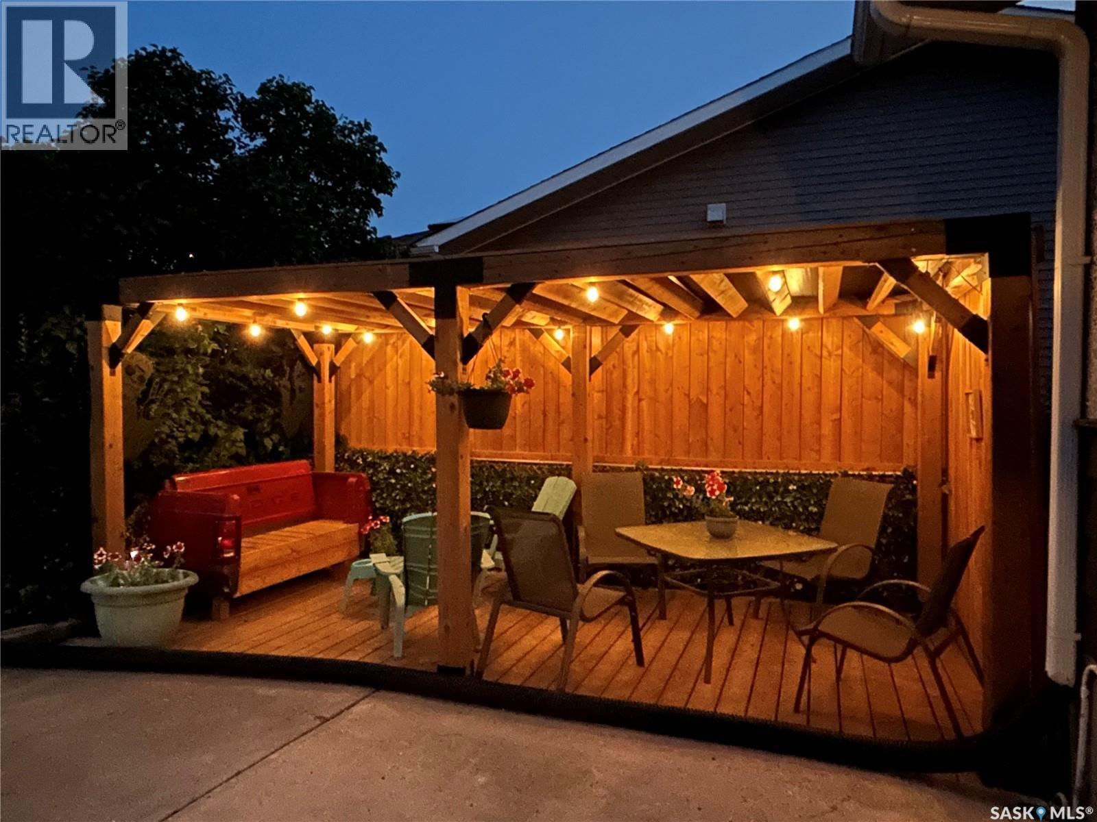 7343 8Th Avenue, Regina, SK - Outdoor