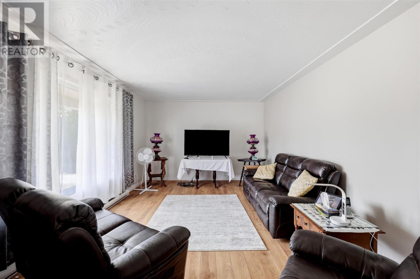 305 Moss Rd, Sault Ste. Marie, ON - Indoor Photo Showing Living Room