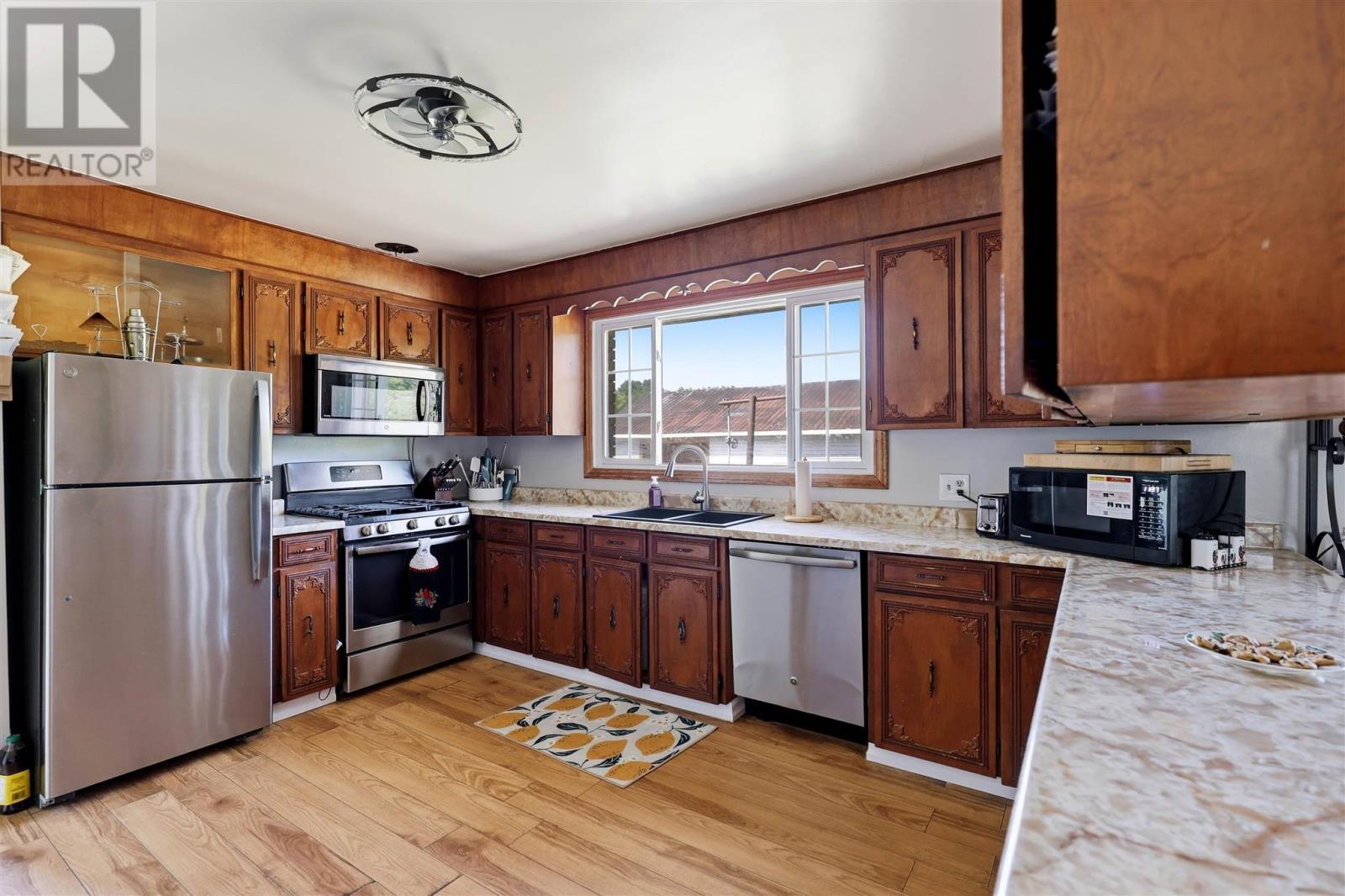 305 Moss Rd, Sault Ste. Marie, ON - Indoor Photo Showing Kitchen With Double Sink