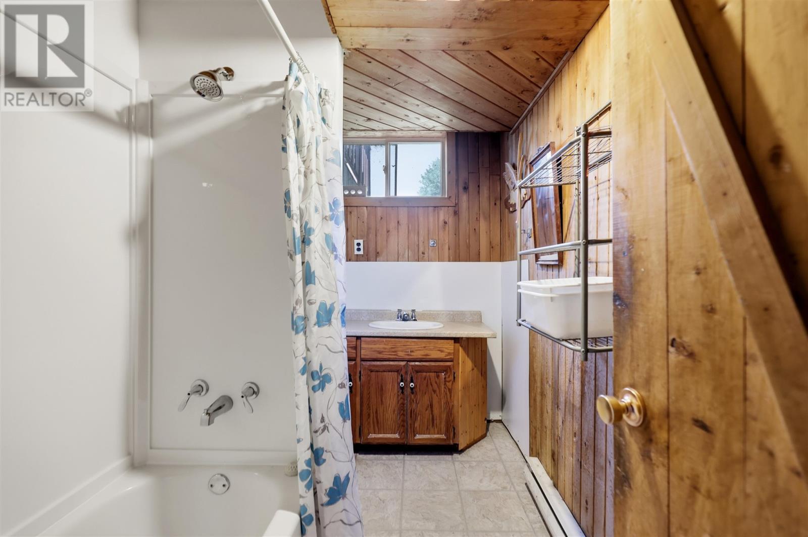 305 Moss Rd, Sault Ste. Marie, ON - Indoor Photo Showing Bathroom