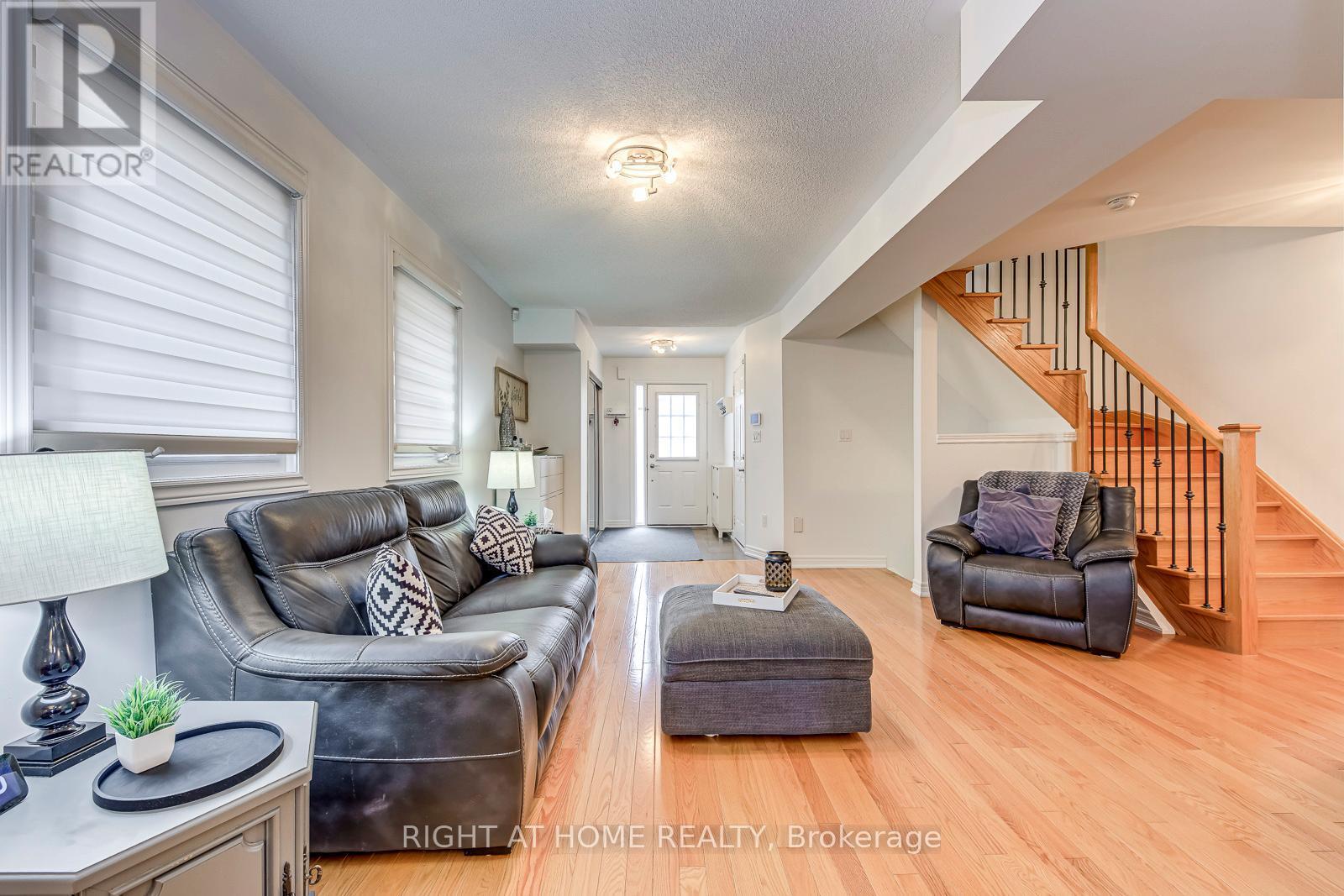 4164 Forest Fire Crescent, Mississauga, ON - Indoor Photo Showing Living Room