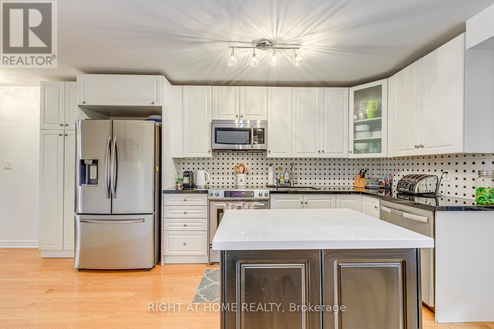 4164 Forest Fire Crescent, Mississauga, ON - Indoor Photo Showing Kitchen With Upgraded Kitchen