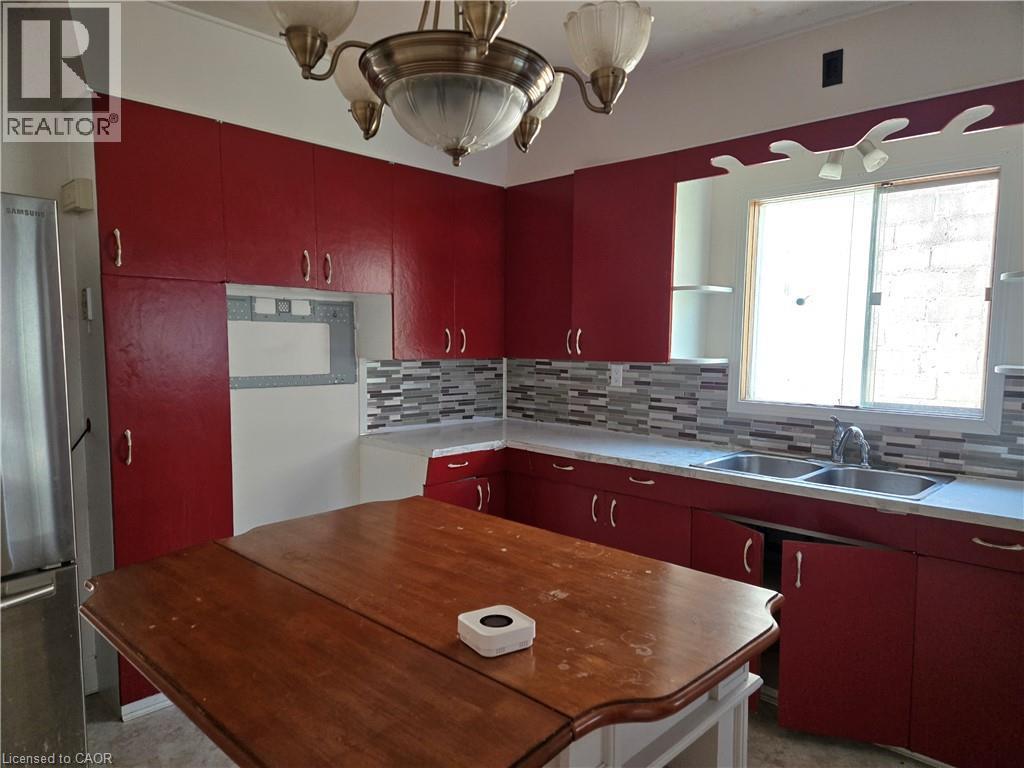 224 Burgar Street, Welland, ON - Indoor Photo Showing Kitchen With Double Sink
