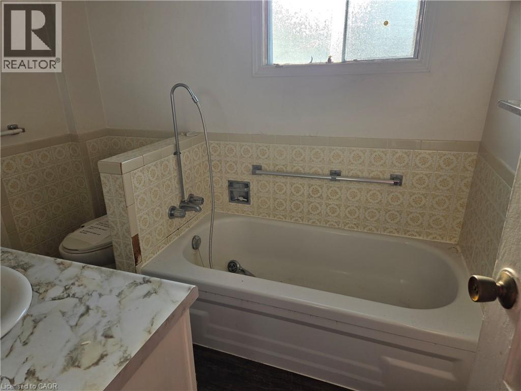 224 Burgar Street, Welland, ON - Indoor Photo Showing Bathroom