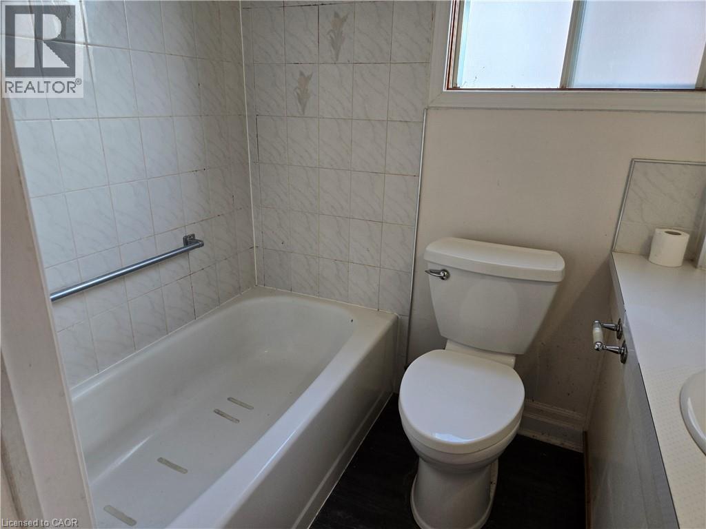 224 Burgar Street, Welland, ON - Indoor Photo Showing Bathroom